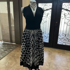 Elana Kattan black and white fully lined dress. Size large.